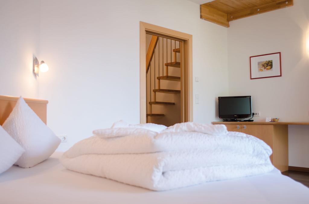 Garni Hotel Peterlinhof Caldaro Δωμάτιο φωτογραφία