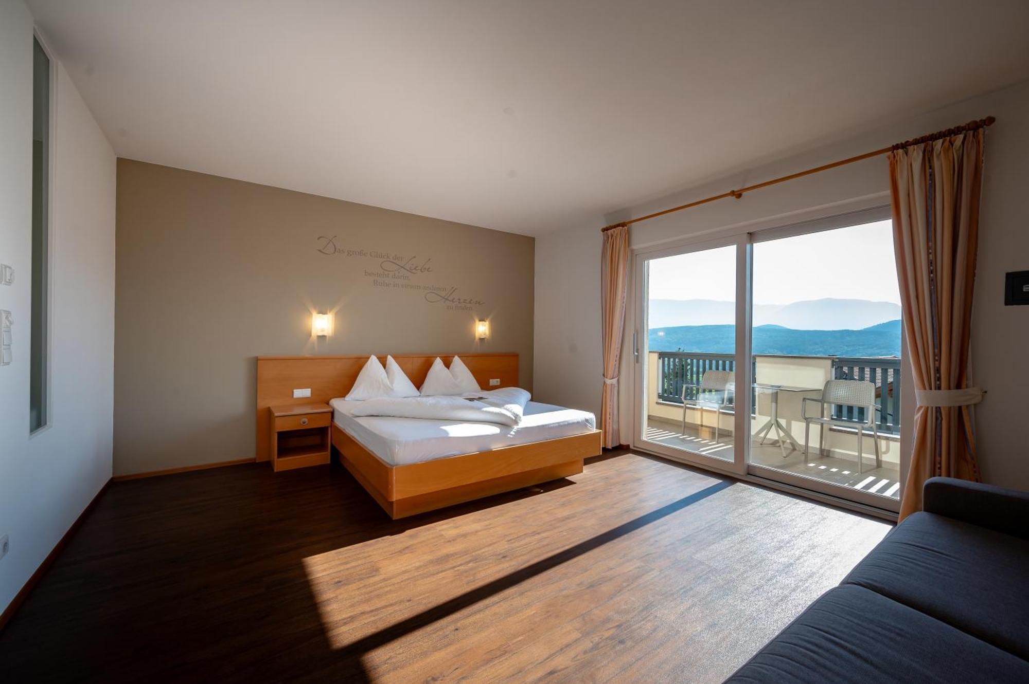 Garni Hotel Peterlinhof Caldaro Εξωτερικό φωτογραφία